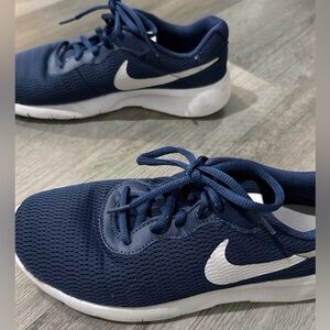 BLUE NIKE ROSHE | SIZE 7Y